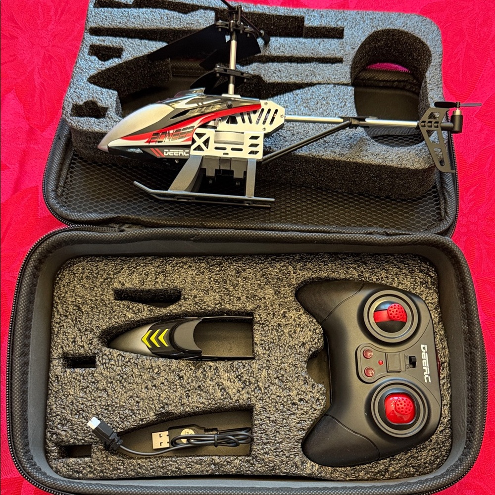 DEERC Remote Control Helicopter with Case - Picture 2 of 2
